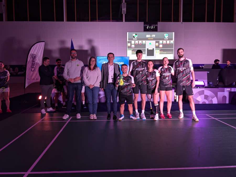Charles Noakes et l'équipe des Raptors, vainqueurs du match d'exhibition de Badminton avec TriceraSport