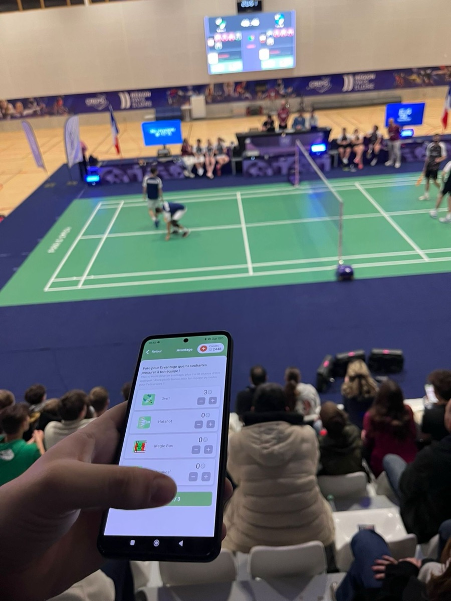 Un spectateur vote depuis son smartphone pendant un match de badminton